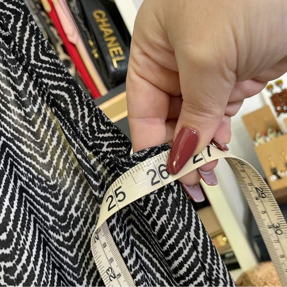 Black white chevron tank shark hem 3X - Picture 11 of 11